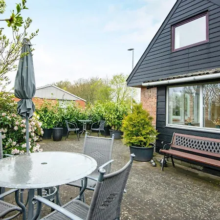 6 Person In Skaerbaek-by Traum